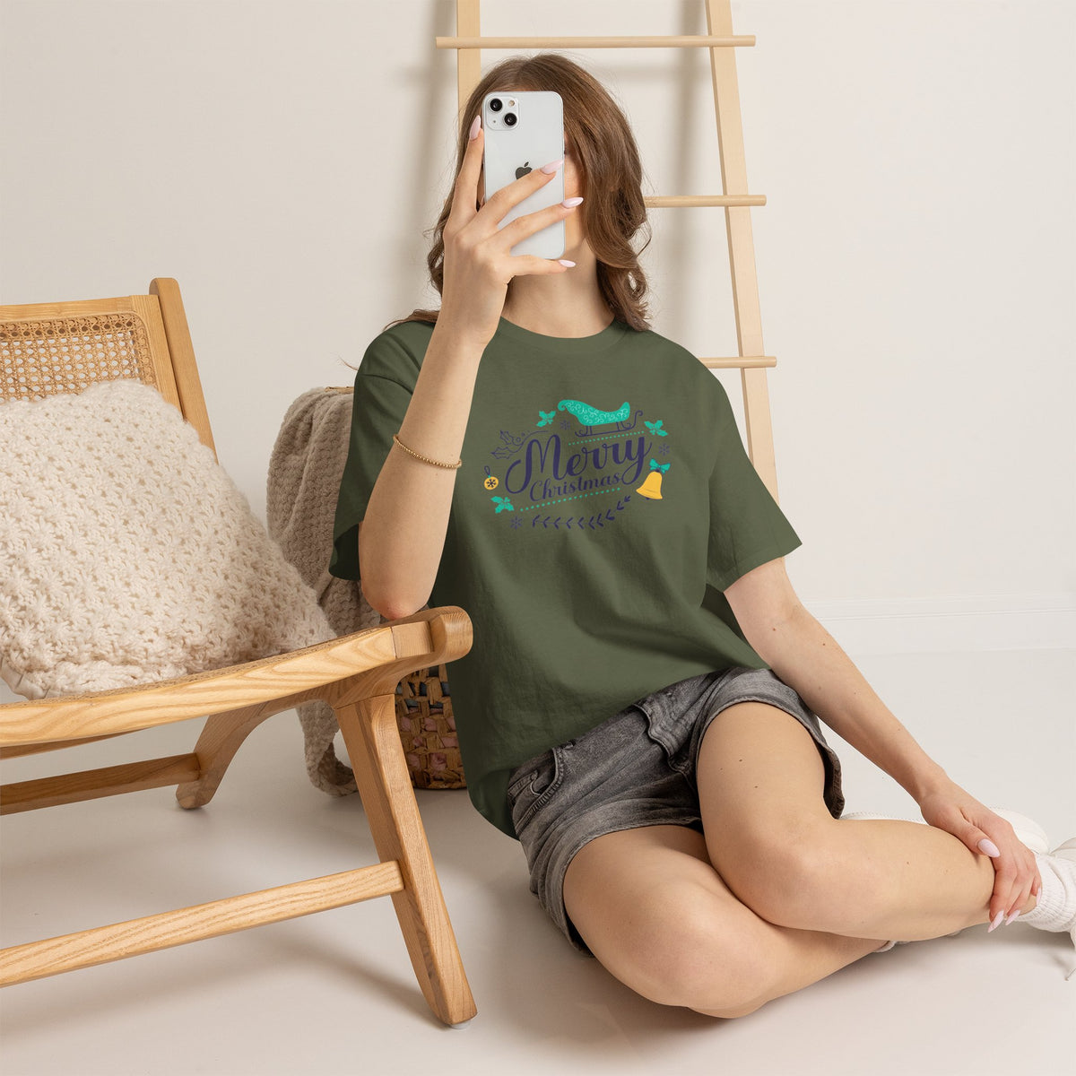Merry Christmas Shirt, Elegant Holiday Graphic Tee, Festive Christmas Typography T-Shirt, Cute Winter Holiday Gift